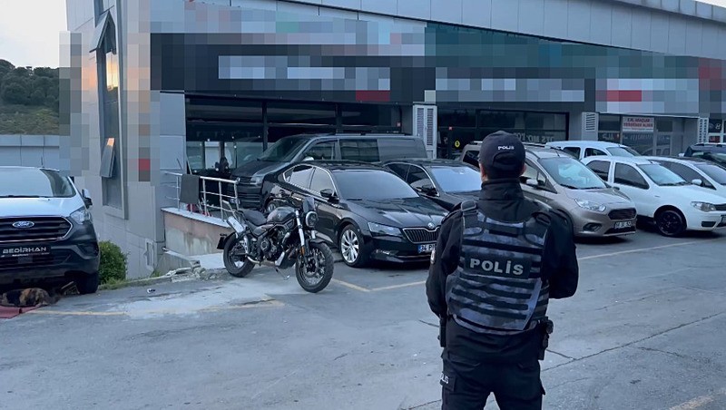 Bağcılar'da oto galeriye el yapımı patlayıcı atıldı. (DHA)