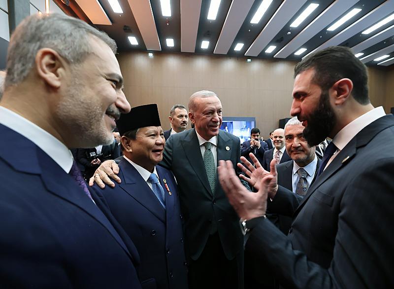 Antalya Diplomasi Forumu (ADF2025), Belek Turizm Bölgesi'ndeki NEST Kongre Merkezi'nde gerçekleştirildi. Forumun resmi açılış törenine katılan Cumhurbaşkanı Recep Tayyip Erdoğan, Endonezya Cumhurbaşkanı Prabowo Subianto ve Suriye Cumhurbaşkanı Ahmed eş-Şara ile sohbet etti, AA