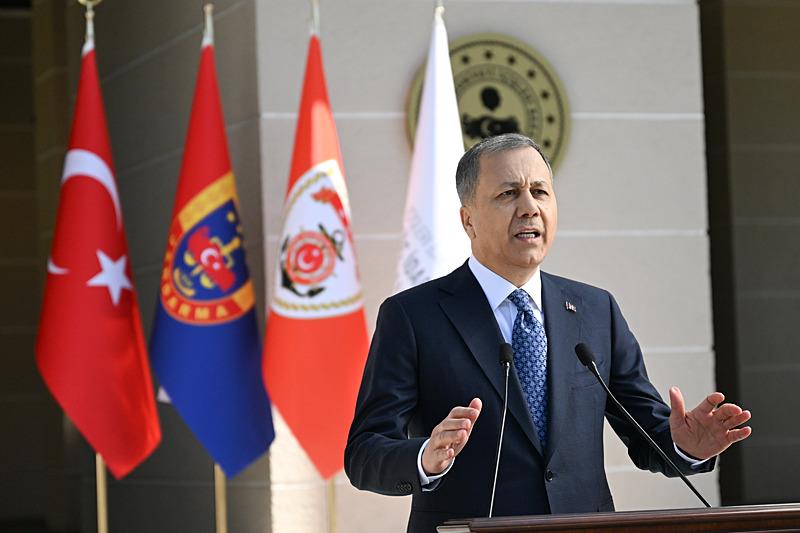 İçişleri Bakanı Ali Yerlikaya, uluslararası suç örgütlerine yönelik eş zamanlı düzenlenen ʺOrkinos-Bulutʺ operasyonuna ilişkin basın açıklamasında bulundu (Fotoğraf: AA)