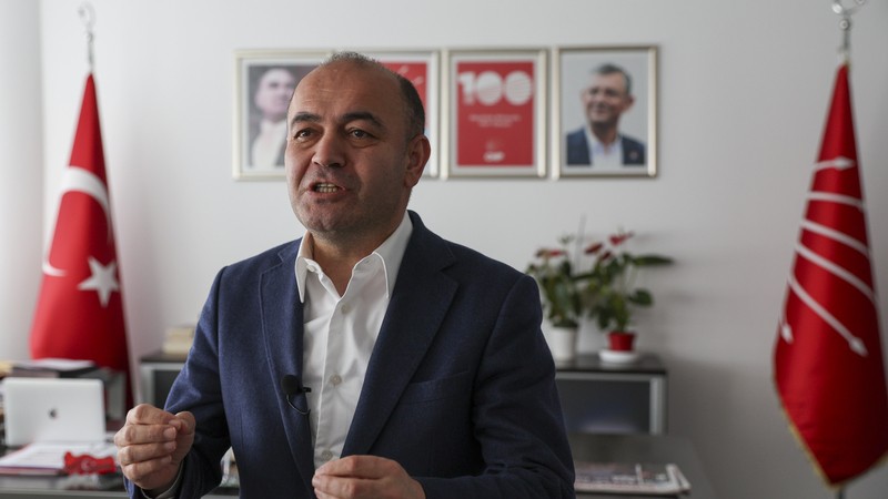 Özgür Karabat ve makam odası (Fotoğraf: CHP Fotoğraf Servisi)