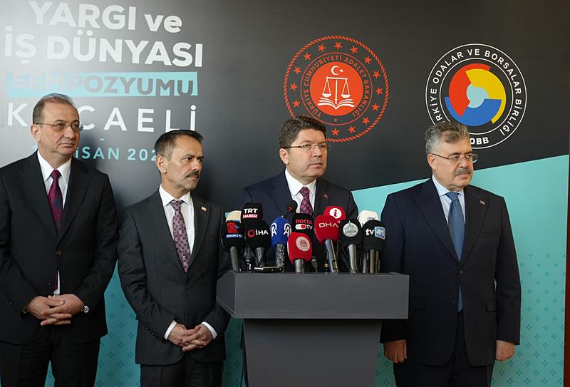 Adalet Bakanı Yılmaz Tunç,  'Yargı ve İş Dünyası' başlıklı sempozyuma katıldı. Bakan Tunç, programın ardından gazetecilerin sorularını yanıtladı. (Fotoğraf: DHA)