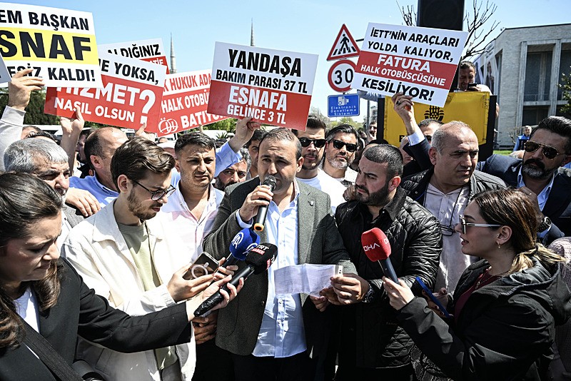 İstanbul'da özel halk otobüsü sahiplerinden İBB önünde eylem. (AA)