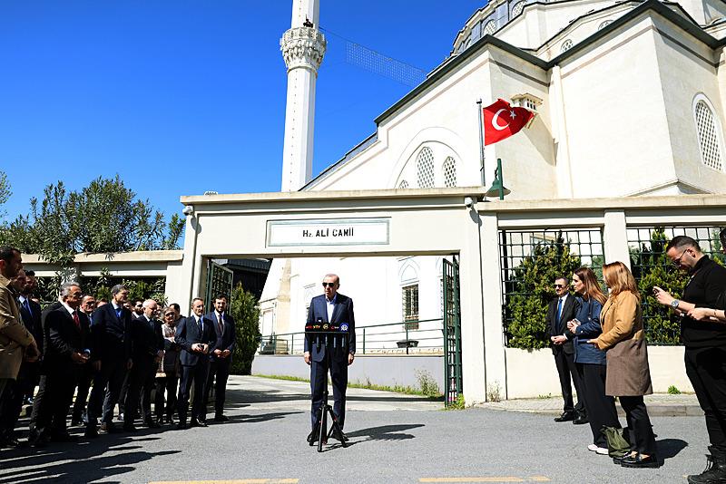Başkan Recep Tayyip Erdoğan, cuma namazını Hz. Ali Camisi'nde kıldı (Takvim.com.tr Arşiv)