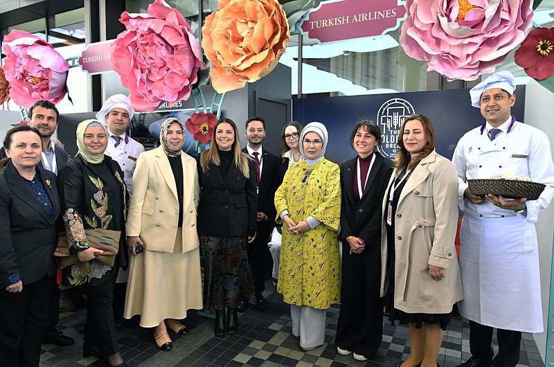 Emine Erdoğan, TOGEMDER'in geleneksel ʺCemre Çarşısıʺnın açılışına katıldı. (AA)