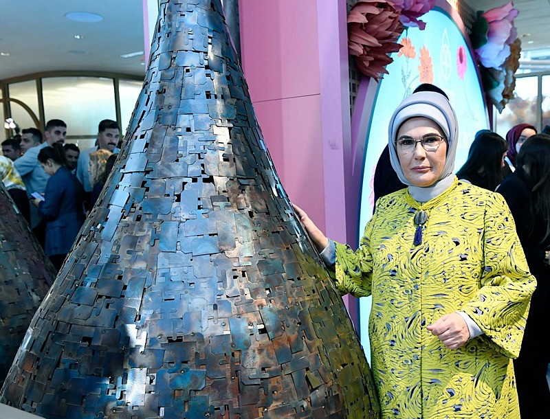 Emine Erdoğan, TOGEMDER'in geleneksel ʺCemre Çarşısıʺnın açılışına katıldı. (AA)