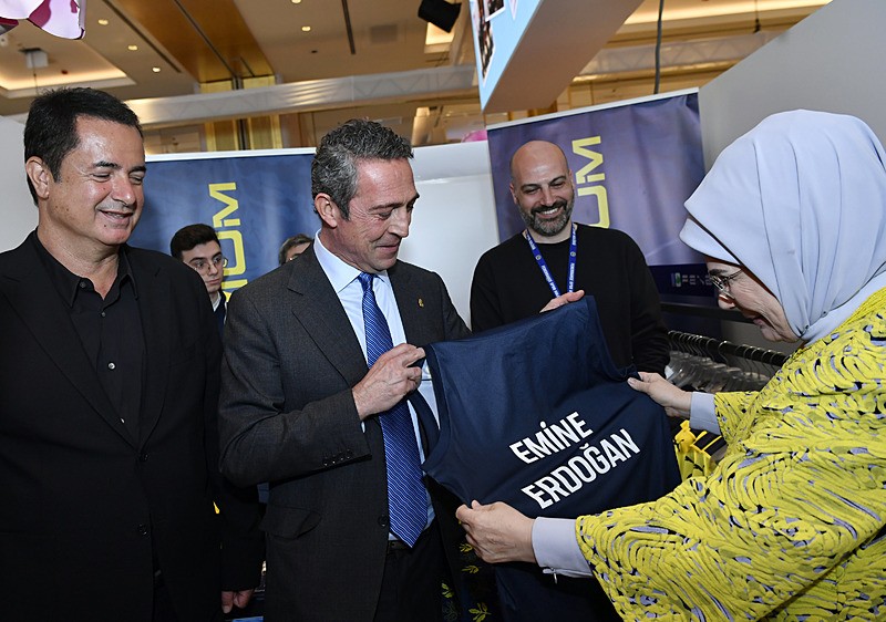 Emine Erdoğan, TOGEMDER'in geleneksel ʺCemre Çarşısıʺnın açılışına katıldı. (AA)