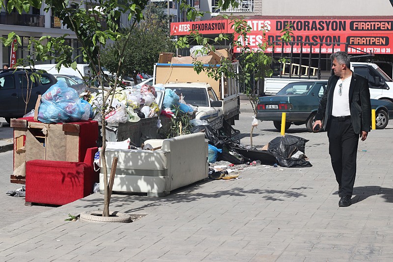 İzmir Çiğli'de işçilerin grevi nedeniyle sokaklarda çöp yığınları oluştu. (AA)