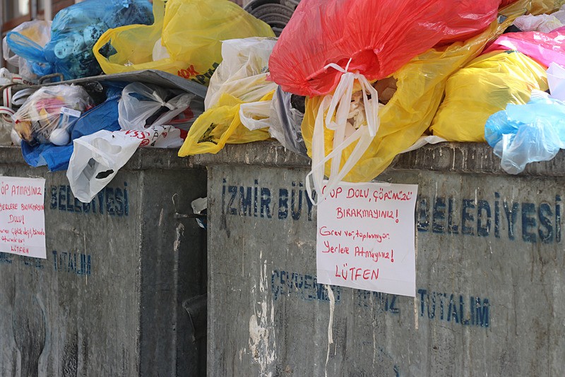 İzmir Çiğli'de işçilerin grevi nedeniyle sokaklarda çöp yığınları oluştu. (AA)