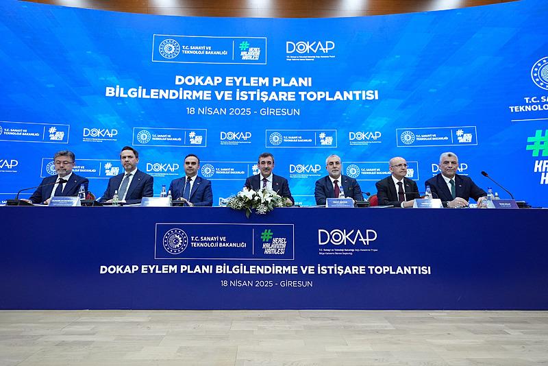 Cumhurbaşkanı Yardımcısı Cevdet Yılmaz, Sanayi ve Teknoloji Bakanlığı ev sahipliğinde Giresun'da gerçekleştirilen Doğu Karadeniz Projesi (DOKAP) Eylem Planı Bilgilendirme ve İstişare Toplantısı'na katıldı. Programda Sanayi ve Teknoloji Bakanı Mehmet Fatih Kacır, Enerji ve Tabii Kaynaklar Bakanı Alparslan Bayraktar, Tarım ve Orman Bakanı İbrahim Yumaklı, Çalışma ve Sosyal Güvenlik Bakanı Vedat Işıkhan, Hazine ve Maliye Bakanı Mehmet Şimşek ile Ticaret Bakanı Ömer Bolat da yer aldı (Fotoğraf: AA)