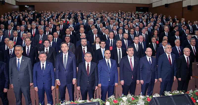 Cumhurbaşkanı Yardımcısı Cevdet Yılmaz, Sanayi ve Teknoloji Bakanlığı ev sahipliğinde Giresun'da gerçekleştirilen Doğu Karadeniz Projesi (DOKAP) Eylem Planı Bilgilendirme ve İstişare Toplantısı'na katıldı. Programda Sanayi ve Teknoloji Bakanı Mehmet Fatih Kacır, Enerji ve Tabii Kaynaklar Bakanı Alparslan Bayraktar, Tarım ve Orman Bakanı İbrahim Yumaklı, Çalışma ve Sosyal Güvenlik Bakanı Vedat Işıkhan, Hazine ve Maliye Bakanı Mehmet Şimşek ile Ticaret Bakanı Ömer Bolat da yer aldı (Fotoğraf: AA)