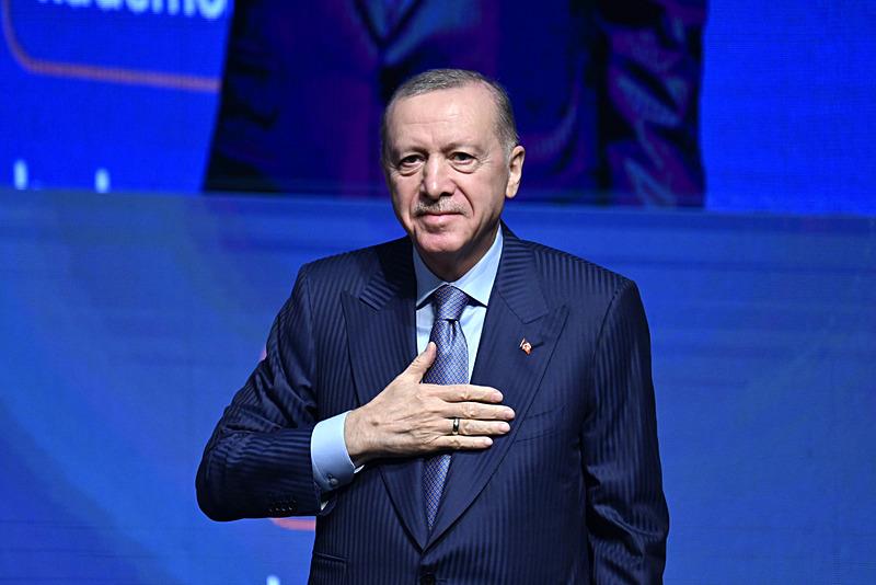 Başkan Recep Tayyip Erdoğan, İstanbul'daki Atatürk Kültür Merkezi'nde (AKM) düzenlenen KADEM'in 5. Olağan Genel Kurulu'na katılarak konuşma yaptı (AA)