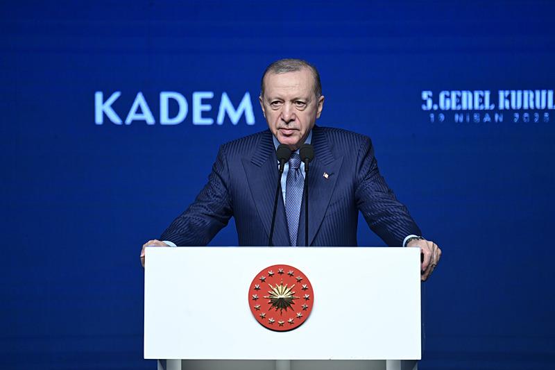 Başkan Recep Tayyip Erdoğan, İstanbul'daki Atatürk Kültür Merkezi'nde (AKM) düzenlenen KADEM'in 5. Olağan Genel Kurulu'na katılarak konuşma yaptı (AA)