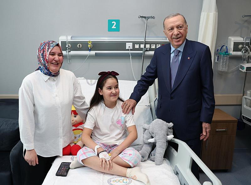 Başkan Erdoğan, Bağcılar Kadın Doğum ve Çocuk Hastalıkları Hastanesi'nin açılış törenine katıldı. Erdoğan, açılışın ardından hastanedeki hastaları ziyaret etti (AA)