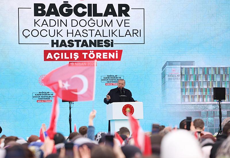 baskan-erdogandan-normal-dogum-pankarti-cikisi-gayet-yerindeydi-ozgur-ozele-tepki-meyhane-agziyla-siyaset-yapi-1745077637257.jpeg