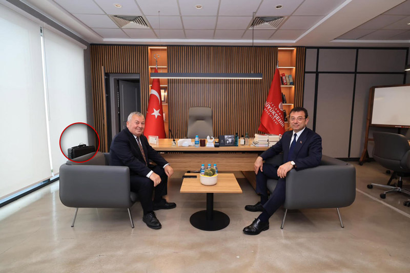 Görselde: (Kırmızı daire içindeki alan) Çanta görünümünde olduğu iddia edilen jammer