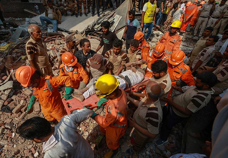 Hindistan'da 4 katlı bina çöktü, EPA
