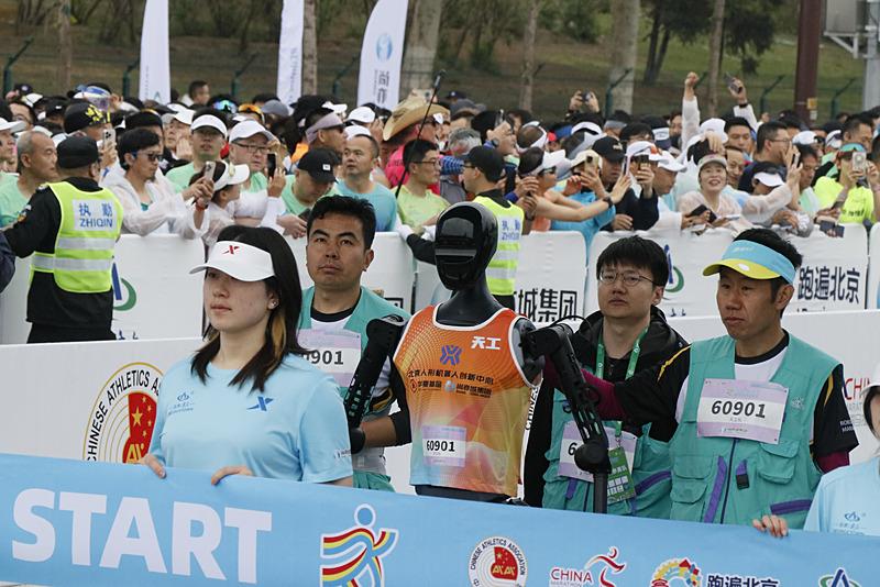 İnsansı robotlar maratonda, AA