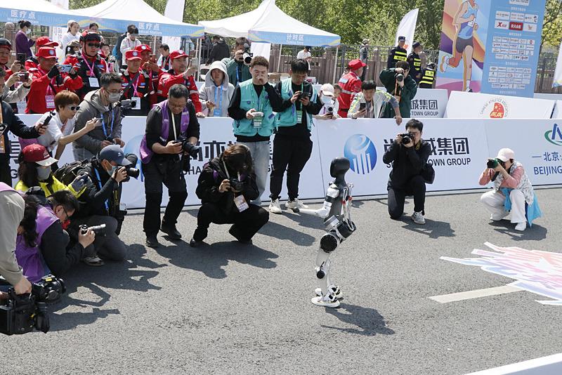 İnsansı robotlar maratonda, AA
