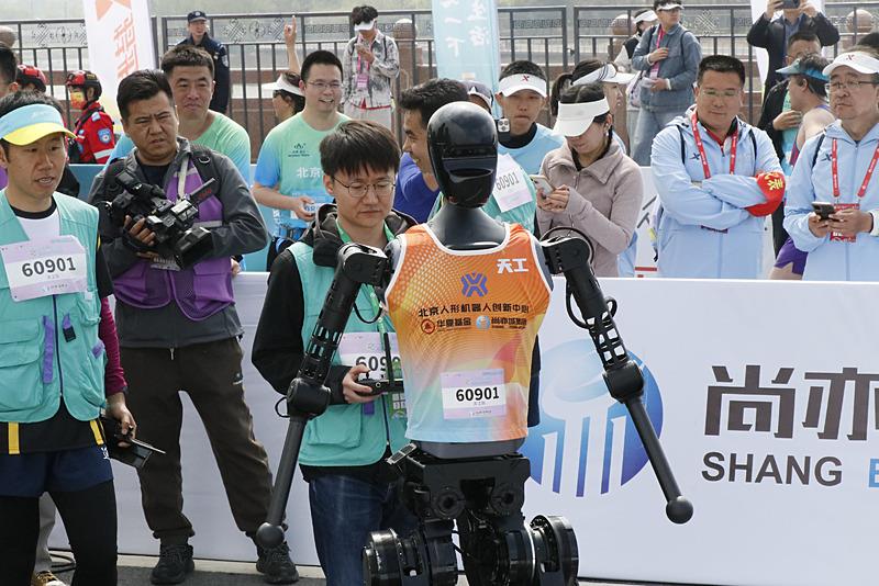 İnsansı robotlar maratonda, AA