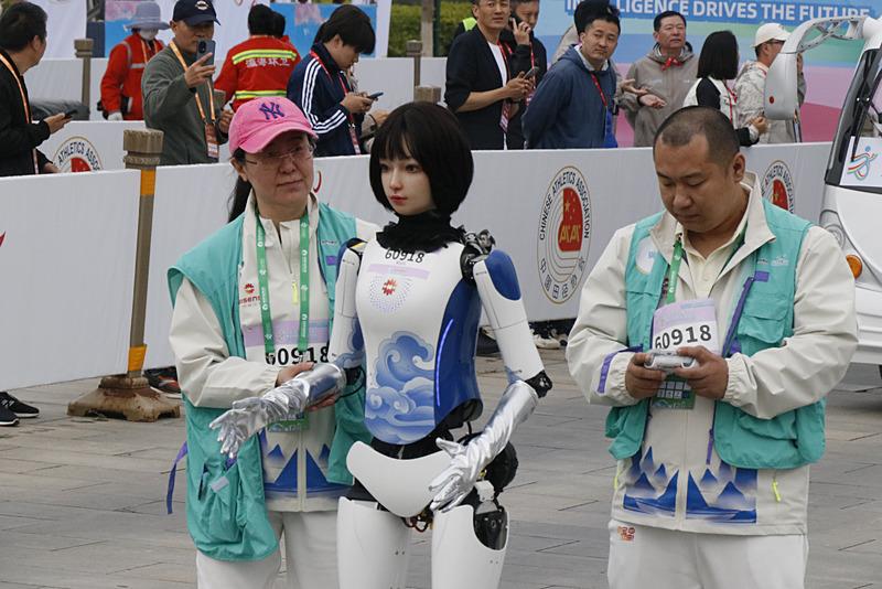 İnsansı robotlar maratonda, AA