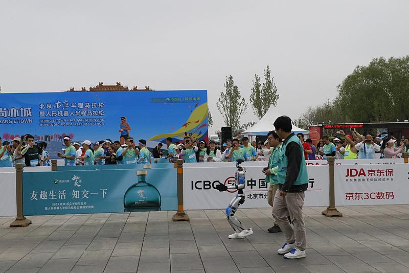 İnsansı robotlar maratonda, AA