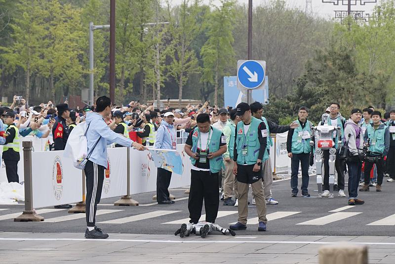 İnsansı robotlar maratonda, AA