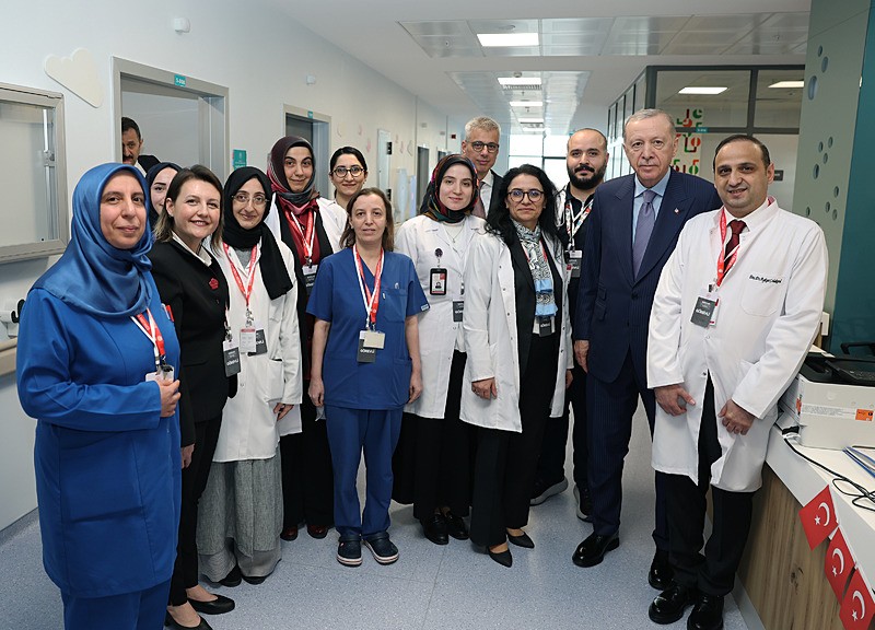Başkan Erdoğan Bağcılar Kadın Doğum ve Çocuk Hastalıkları Hastanesi'nde hastaları ziyaret etti. (AA)