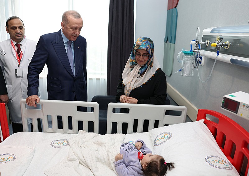 Başkan Erdoğan Bağcılar Kadın Doğum ve Çocuk Hastalıkları Hastanesi'nde hastaları ziyaret etti. (AA)