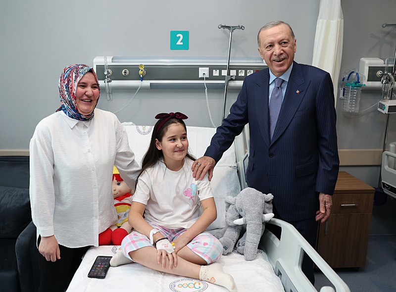 Başkan Erdoğan Bağcılar Kadın Doğum ve Çocuk Hastalıkları Hastanesi'nde hastaları ziyaret etti. (AA)