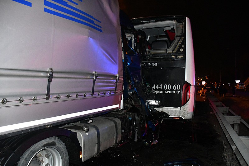 Bilecik'te tur otobüsü ile tırın çarpıştığı kazada 13 kişi yaralandı. (AA)