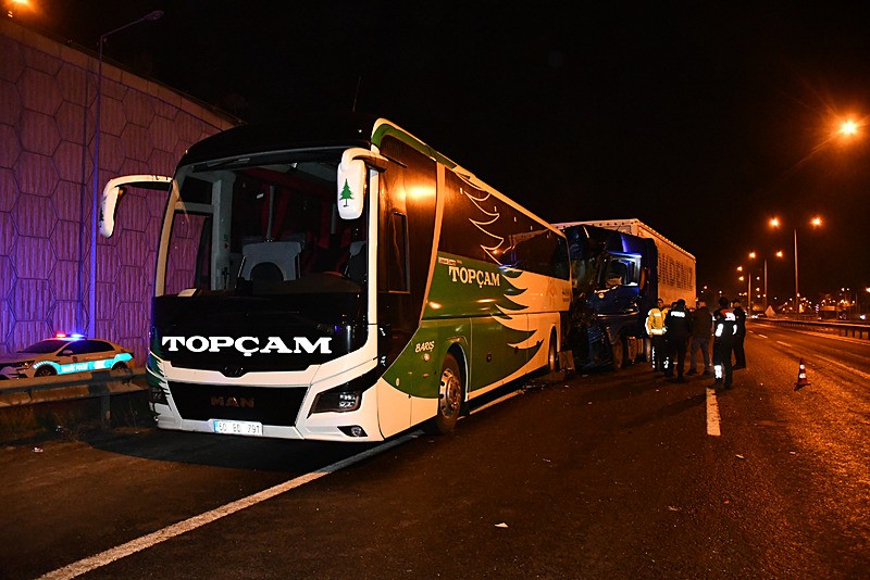 Bilecik'te tur otobüsü ile tırın çarpıştığı kazada 13 kişi yaralandı. (AA)