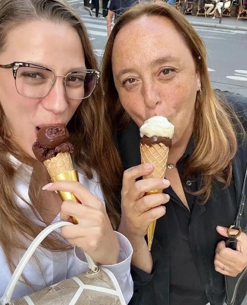 Serenay Sarıkaya ve Ayşe Barım (Takvim.com.tr)