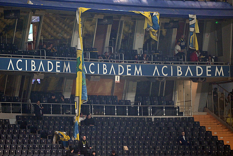 Fenerbahçe tribünleri yönetime tepki gösterdi (AA)
