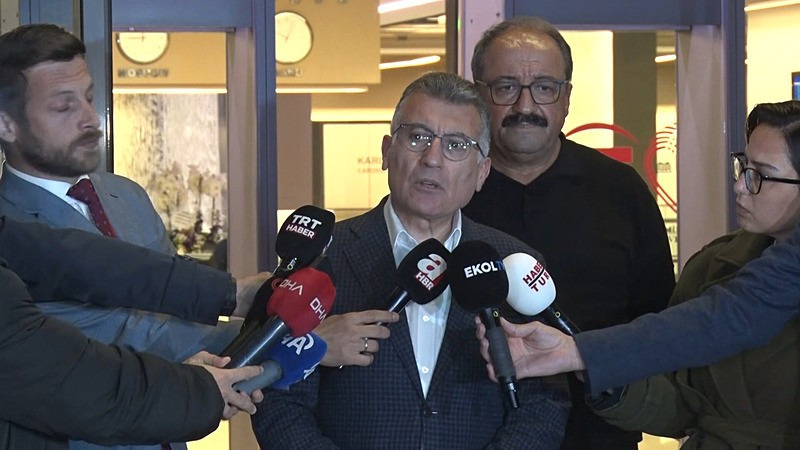 AK Parti TBMM Grup Başkanı Abdullah Güler, TBMM Başkanvekili ve DEM Parti İstanbul Milletvekili Sırrı Süreyya Önder'in kalp rahatsızlığı nedeniyle geçirdiği ameliyatın ardından tedavisinin sürdüğü Şişli'deki hastaneyi ziyaret etti. (DHA)