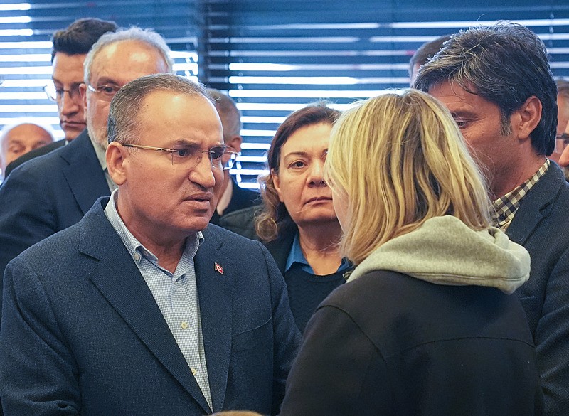 TBMM Başkanvekili Bekir Bozdağ, Sırrı Süreyya Önder'i hastanede ziyaret etti. (AA)