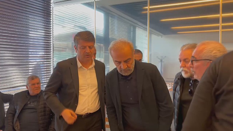 Sanatçı Yılmaz Erdoğan, Sırrı Süreyya Önder'i hastanede ziyaret etti. (DHA)