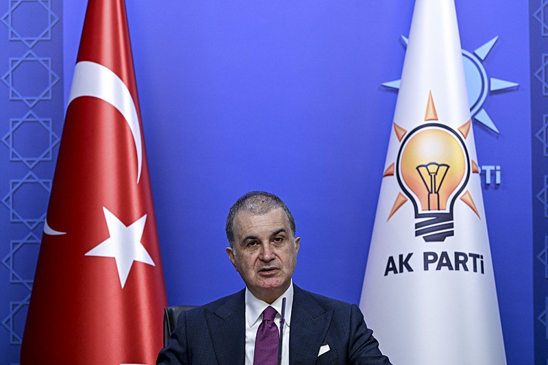 AK Parti Genel Başkan Yardımcısı ve Parti Sözcüsü Ömer Çelik, Merkez Karar ve Yönetim Kurulu (MKYK) toplantılarına ilişkin parti genel merkezinde açıklamalarda bulundu. (AA)