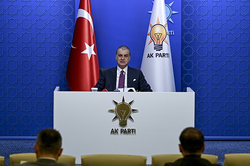 AK Parti Genel Başkan Yardımcısı ve Parti Sözcüsü Ömer Çelik, Merkez Karar ve Yönetim Kurulu (MKYK) toplantılarına ilişkin parti genel merkezinde açıklamalarda bulundu. (AA)