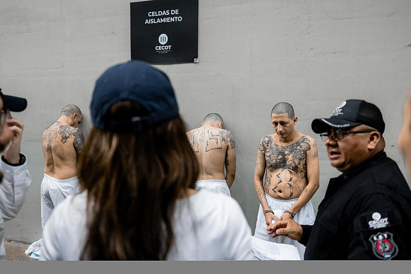 ABD İç Güvenlik Bakanı Kristi Noem, El Salvador'un San Vicente kentinde bulunan ve Latin Amerika'nın en büyük hapishanesi konumundaki 40 bin kapasiteli CECOT hapishanesini ziyaret ettmiş ve tepki çekmişti, AA