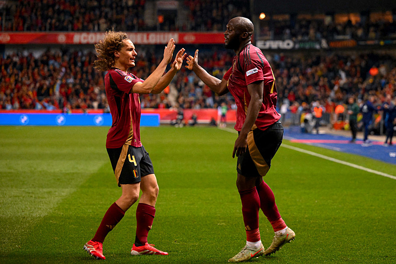 Wout Faes ve Romelu Lukaku (AFP)