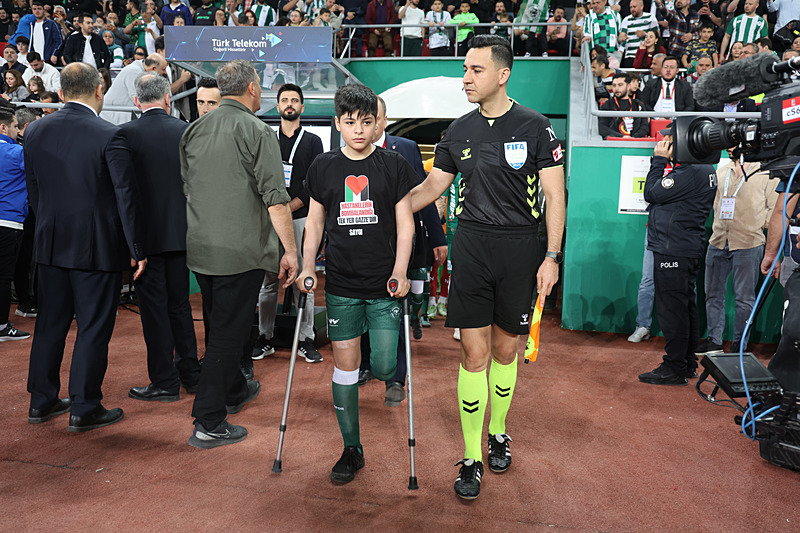 Gazzeli çocuklar Konyaspor - Galatasaray maçında seremoniye çıktı (AA)