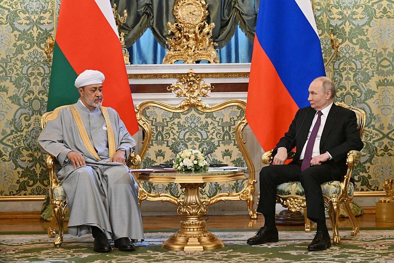 Rus devlet ajansı Sputnik tarafından dağıtılan bu havuz fotoğrafında Rusya Devlet Başkanı Vladimir Putin 22 Nisan 2025 tarihinde Moskova'daki Kremlin'de Umman Sultanı Haitham bin Tariq ile bir araya geliyor, AFP