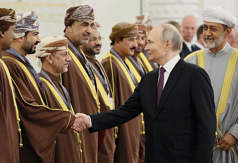Rus devlet ajansı Sputnik tarafından dağıtılan bu havuz fotoğrafında Rusya Devlet Başkanı Vladimir Putin 22 Nisan 2025 tarihinde Moskova'daki Kremlin'de Umman Sultanı Haitham bin Tariq ile bir araya geliyor, AFP