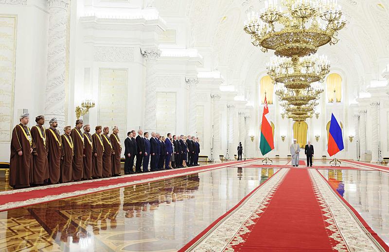 Rus devlet ajansı Sputnik tarafından dağıtılan bu havuz fotoğrafında Rusya Devlet Başkanı Vladimir Putin 22 Nisan 2025 tarihinde Moskova'daki Kremlin'de Umman Sultanı Haitham bin Tariq ile bir araya geliyor, AFP