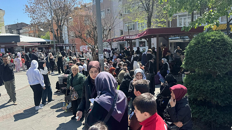 Deprem sonrasında vatandaşlar sokağa indi (AA)