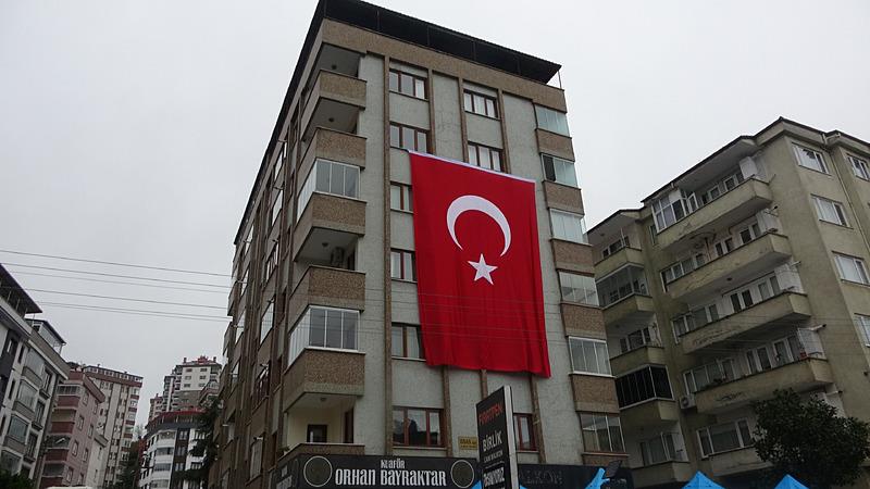 Şehidin evinin bulunduğu sokağa ve binaya Türk bayrağı asıldı (Fotoğraf: İHA)