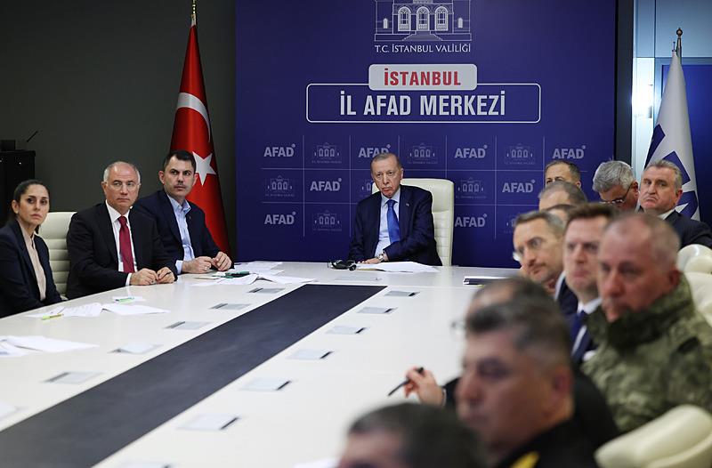 Başkan Erdoğan, Marmara Denizi Silivri açıklarında meydana gelen 6,2 büyüklüğündeki depremin ardından akşam saatlerinde İstanbul'a geldi ve AFAD'daki kriz merkezinde depreme ilişkin bilgi aldı. (AA)