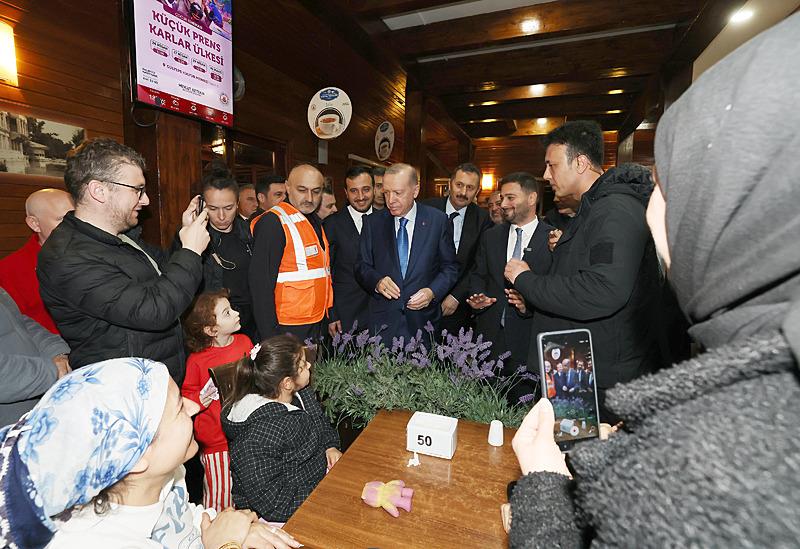 Başkan Erdoğan, İstanbul'da Kağıthane Belediyesi Hasbahçe Sosyal Tesisleri'nde vatandaşlarla bir araya geldi (Fotorğaf: AA)