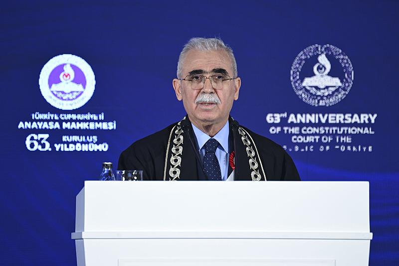 Anayasa Mahkemesi Başkanı Kadir Özkaya, Başkan Recep Tayyip Erdoğan'ın katılımıyla Dolmabahçe Sarayı'nda düzenlenen ʺAnayasa Mahkemesi 63. Kuruluş Yıldönümüʺ programında konuşma yaptı (Fotoğraf: AA)