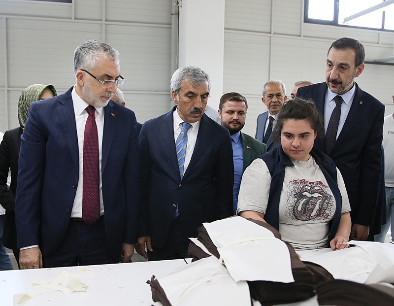 909 kanser ilacı geri ödeme listesine alındı! Çalışma ve Sosyal Güvenlik Bakanı Vedat Işıkhan duyurdu. (AA)